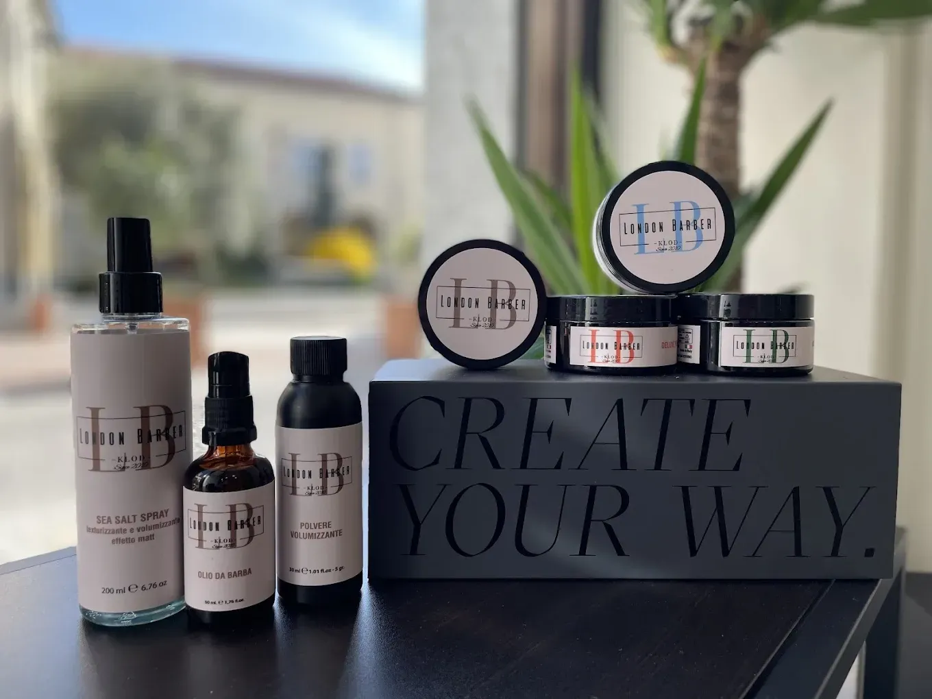 Prodotti a marchio London Barber, sea salt spray, olio da barba, polvere volumizzante e cere